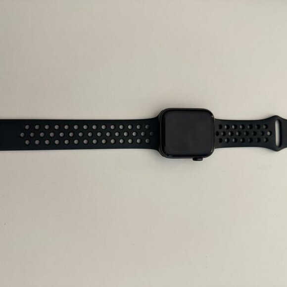 Apple Watch SE - Picture 1 of 3